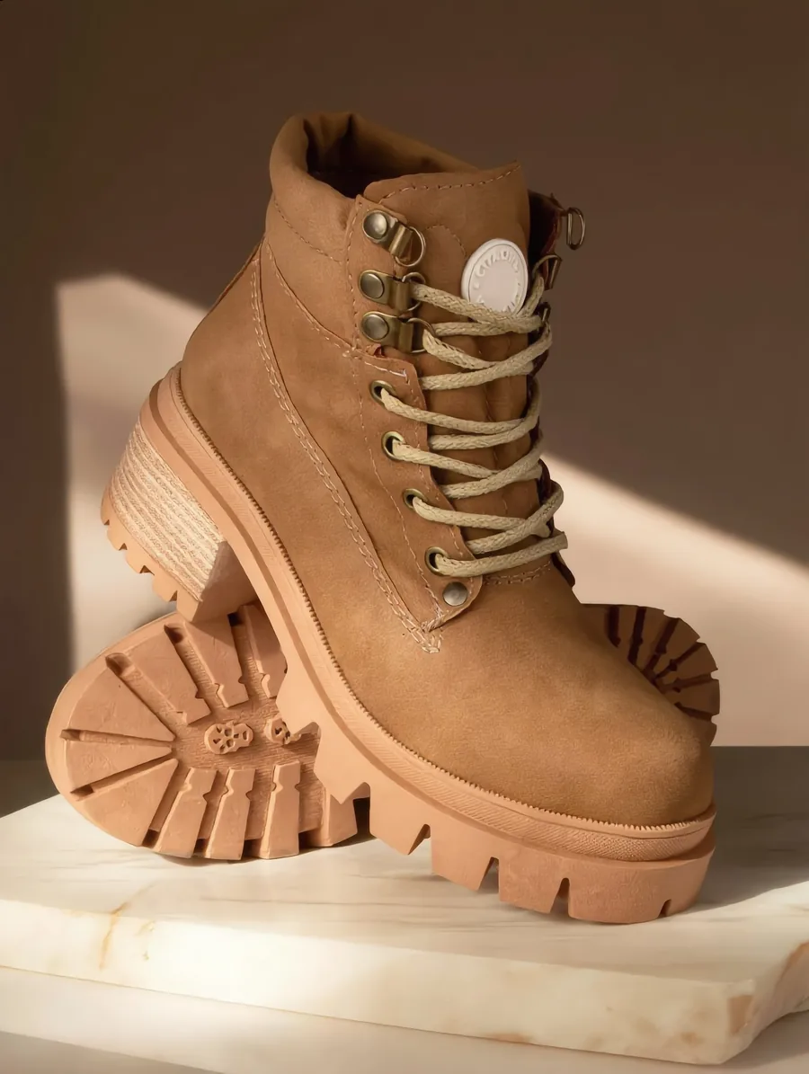 Botas de cuero femeninas en escena editorial